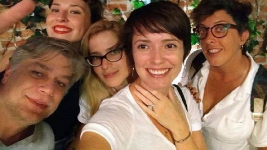 Fábio Assunção volta ao trabalho após experiência no Acre e posta foto em bar com colegas de peça