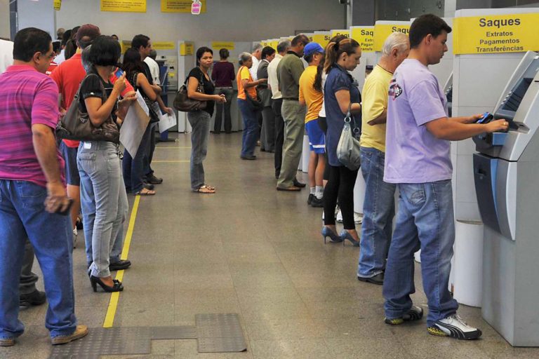 Bancos no Acre abrem nesta sexta e pagamento do auxílio segue normalmente