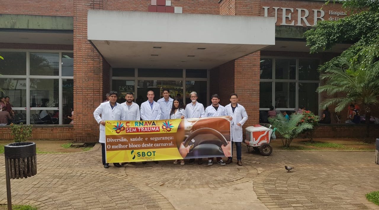 Médicos ortopedistas vão às ruas orientar população sobre cuidados durante o Carnaval