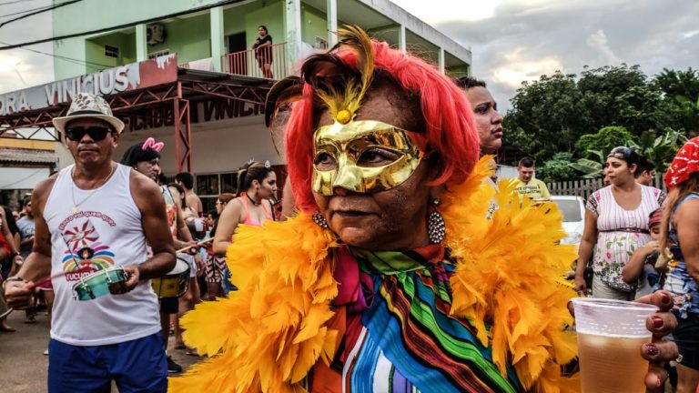 “Bloco dos Sujos” e “Urubu Cheiroso” movimentam terceira noite de carnaval em Rio Branco
