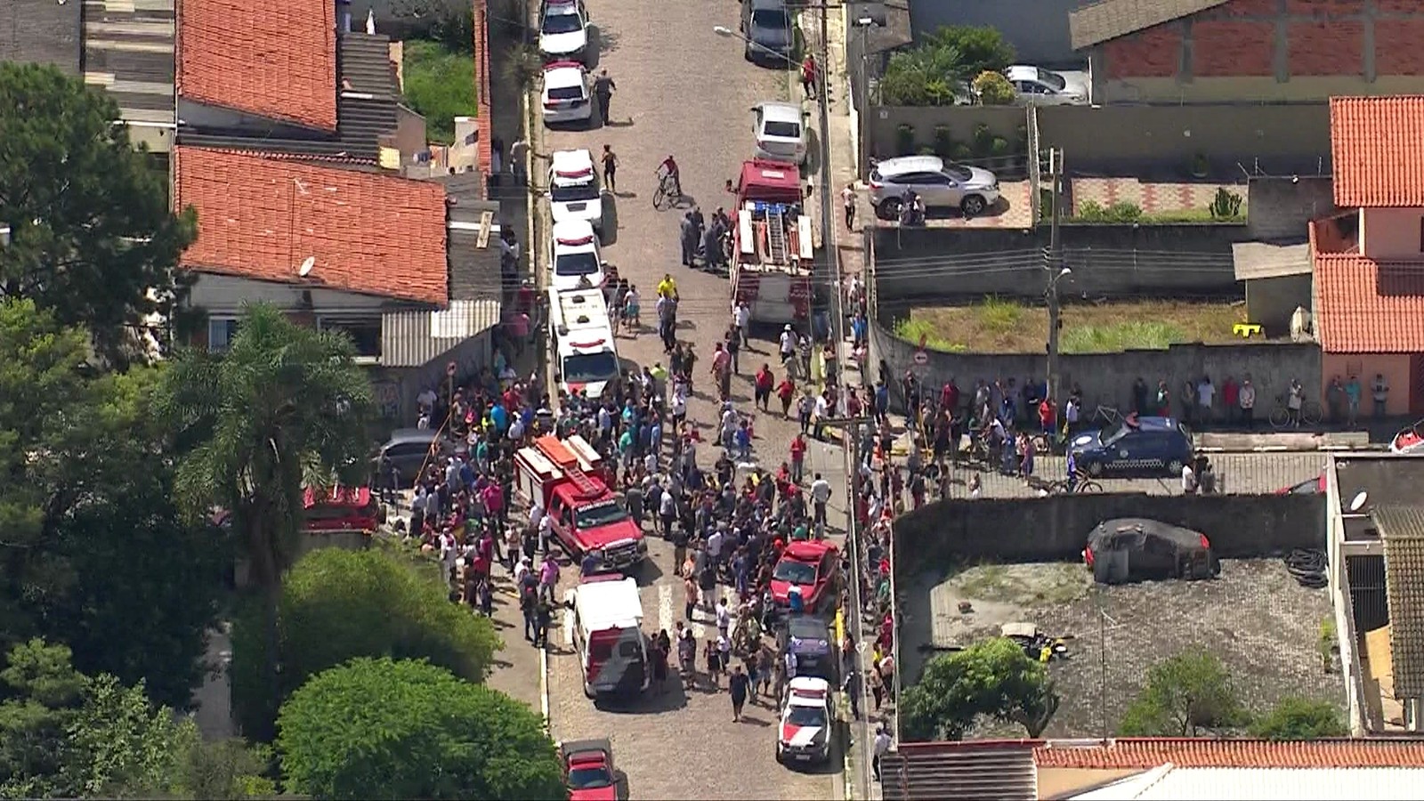 Adolescentes atiram dentro de escola e matam 10 pessoas em Suzano, diz polícia
