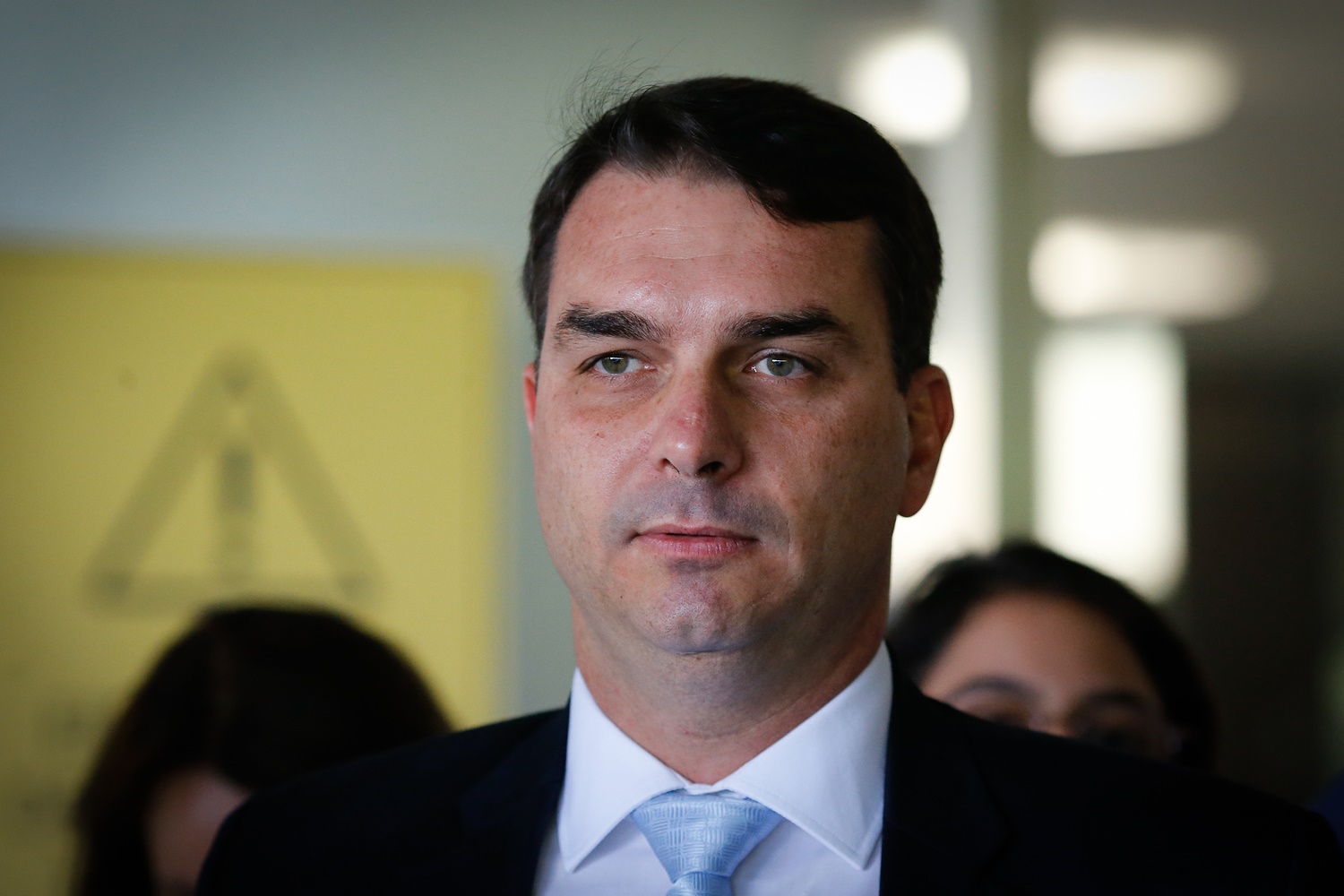 Flávio Bolsonaro propõe maioridade penal de 14 anos para crimes hediondos