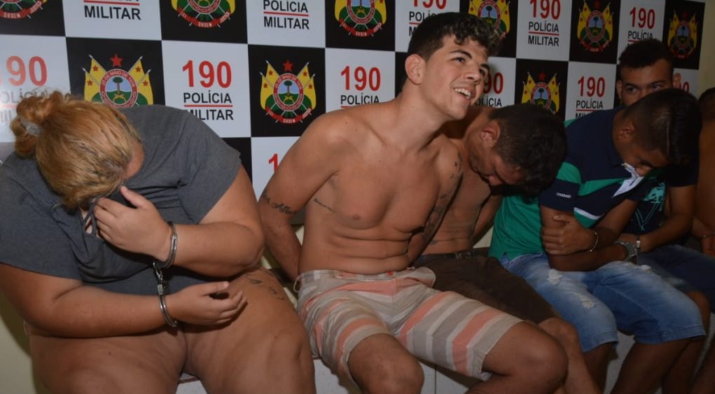 Jovem aparece sorrindo ao ser algemado após ser flagrado com armas e 18 quilos de maconha
