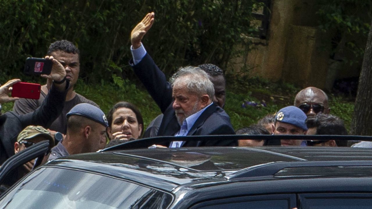 “Eu vou provar a minha inocência”, disse Lula ao neto Arthur, durante velório
