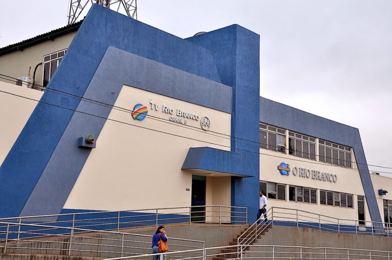 Raio atinge equipamentos e TV Rio Branco está fora do ar há mais de três dias