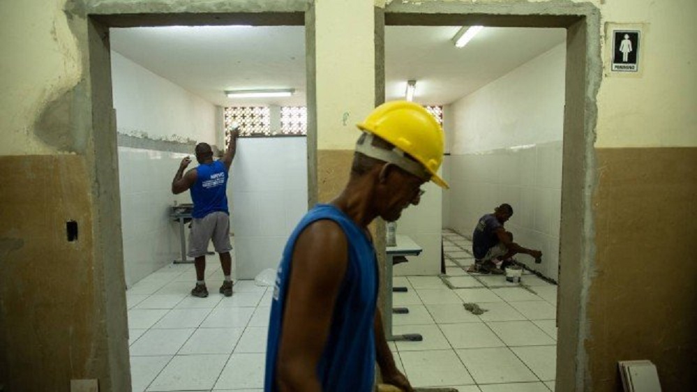 Quase metade das escolas do Acre não contam com banheiro dentro do prédio, diz O Globo