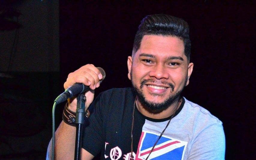 Cantor acreano faz sucesso em rede social e chama a atenção com música inédita