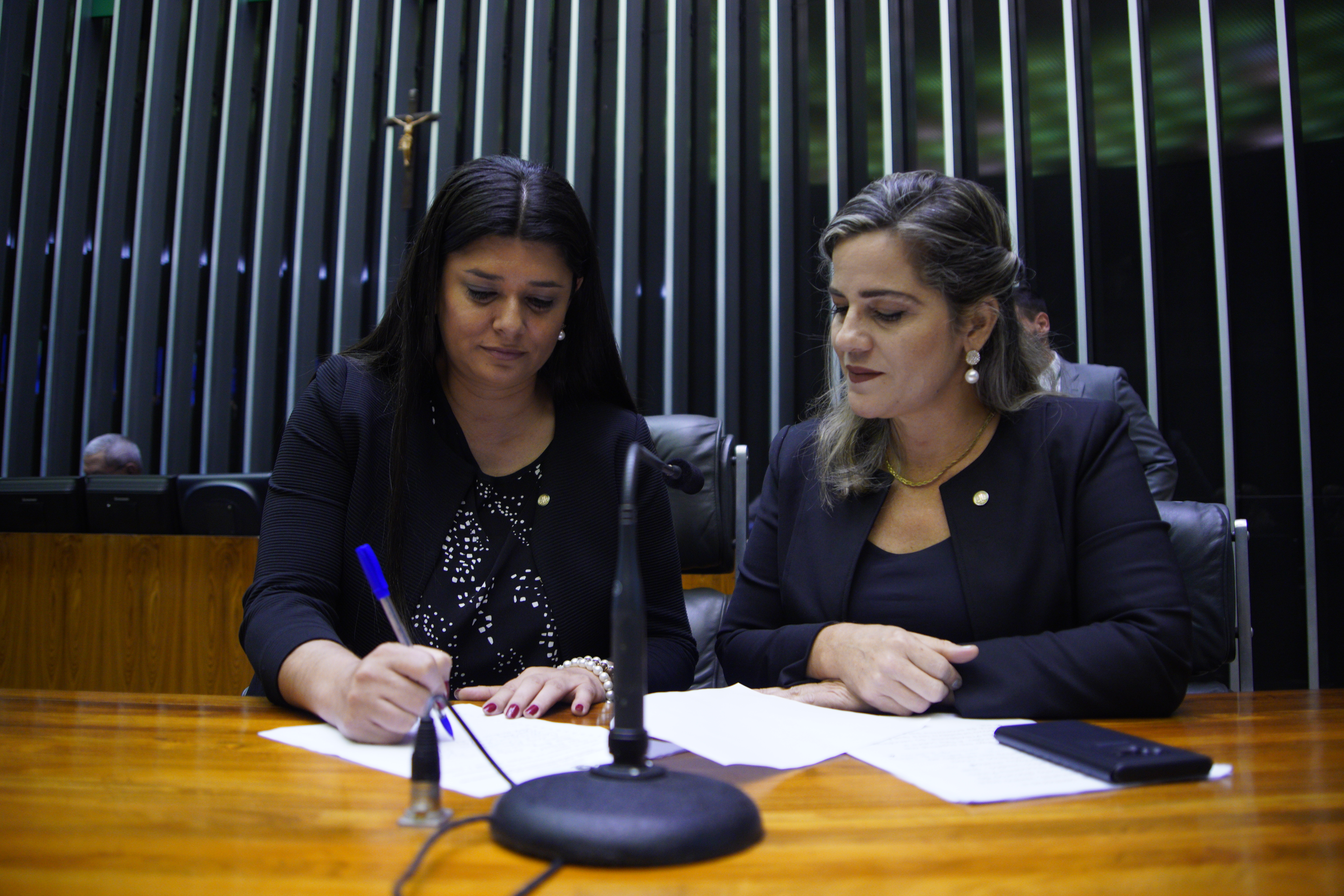 Mara Rocha solicita realização de estudos sobre os efeitos da Vacina contra o HPV ao MS
