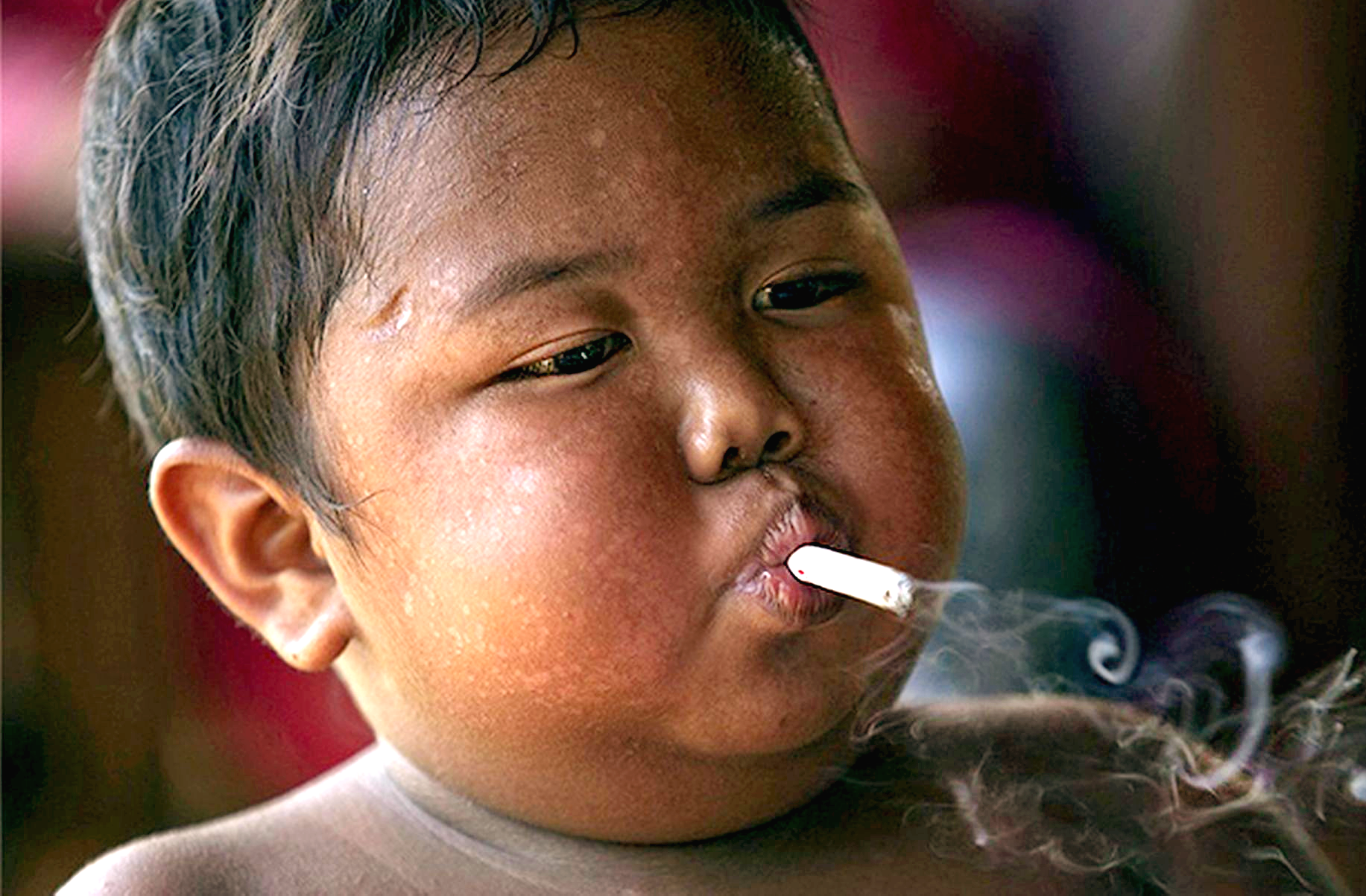 Lembra do bebê da Indonésia que fumava 40 cigarros por dia? Veja como ele está atualmente