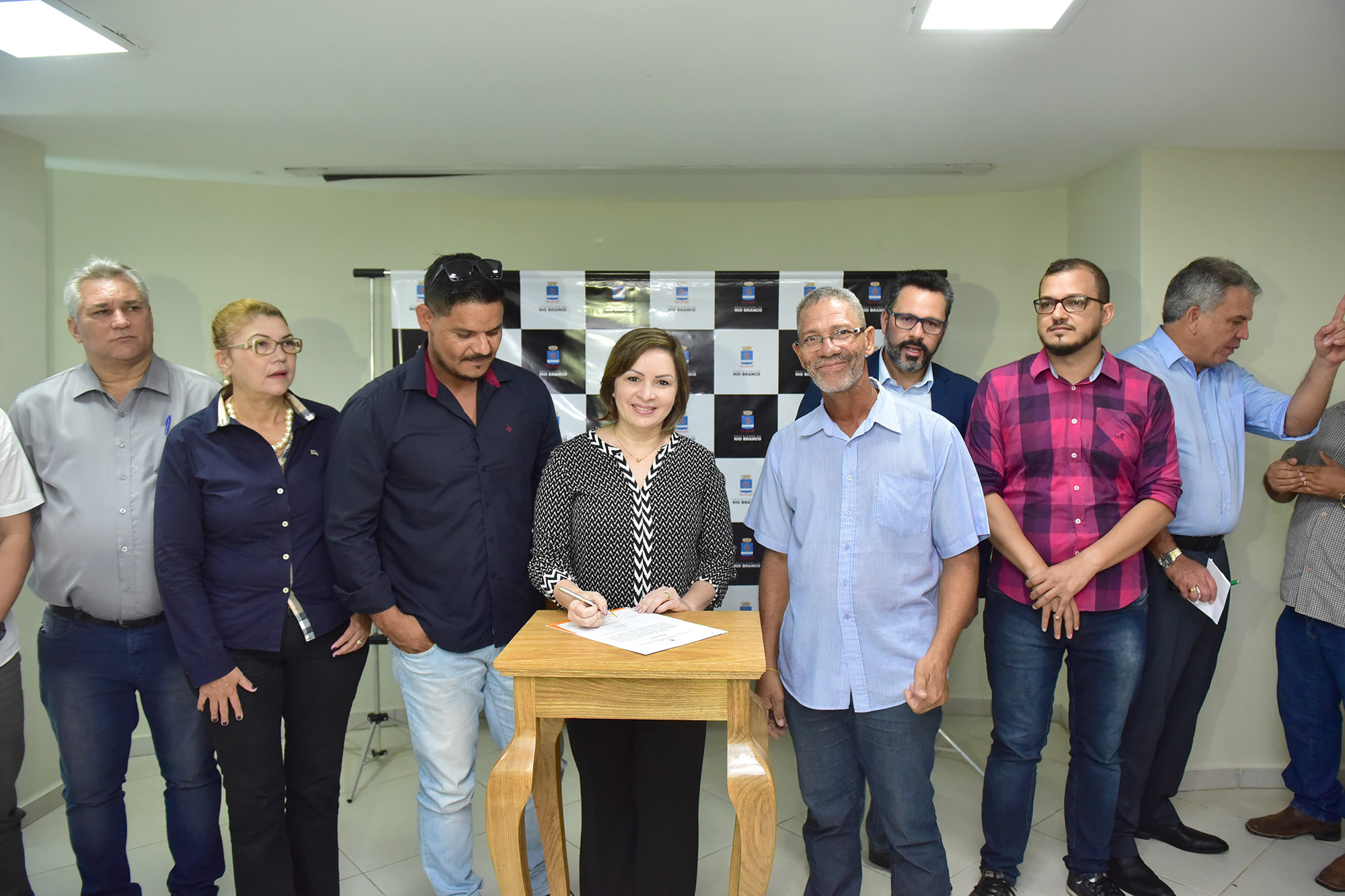 Prefeita Socorro Neri assina ordens de serviços de 6 milhões para obras de infraestrutura