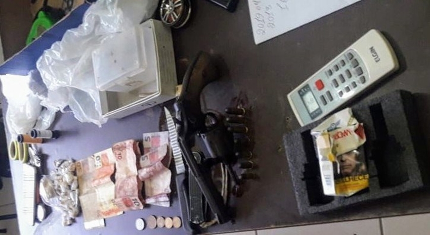 Com ajuda de cão farejador, polícia aprende drogas, armas e dinheiro; uma pessoa foi presa
