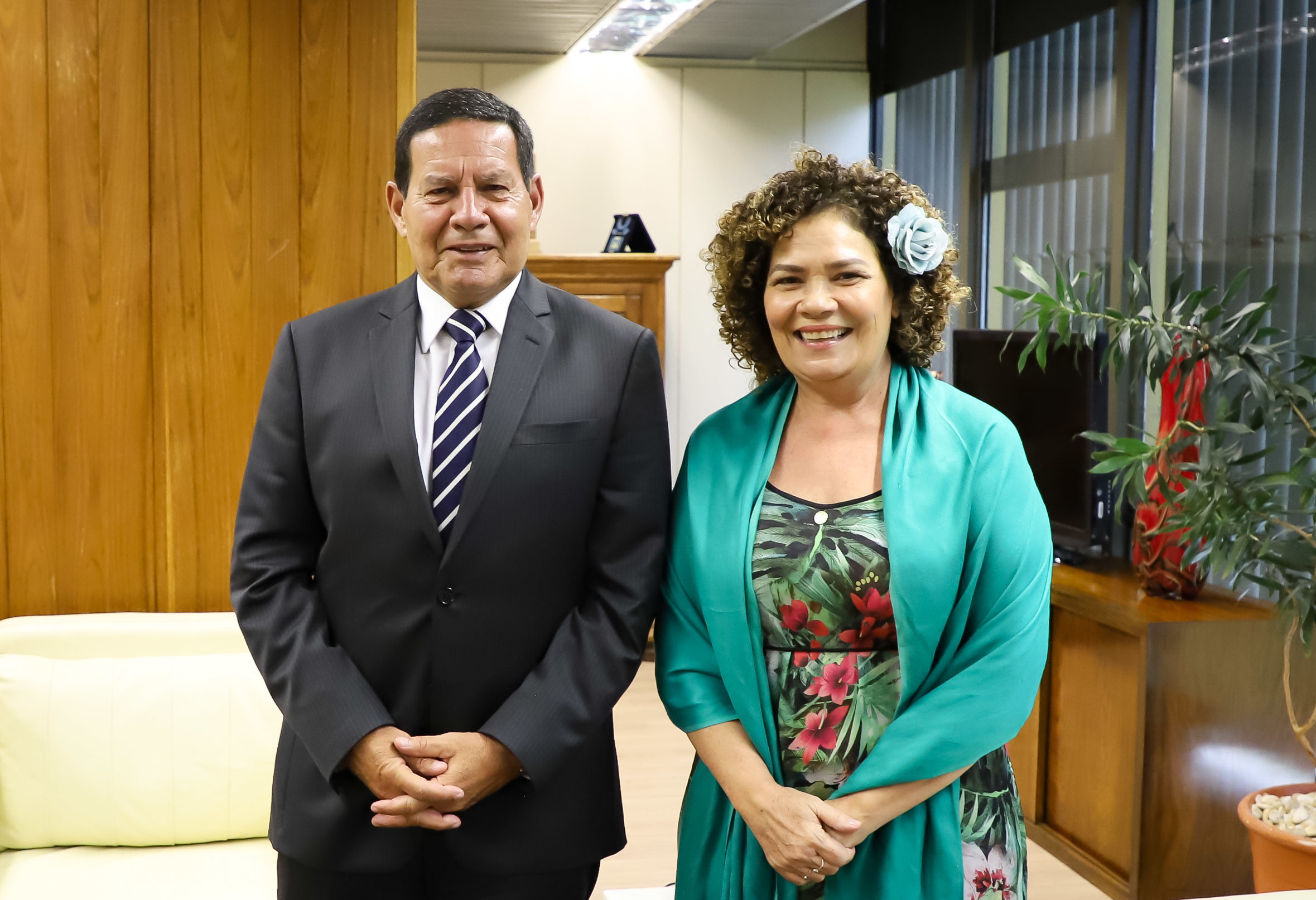 Perpétua Almeida se encontra com Mourão e entrega “Carta do Acre” a vice-presidente