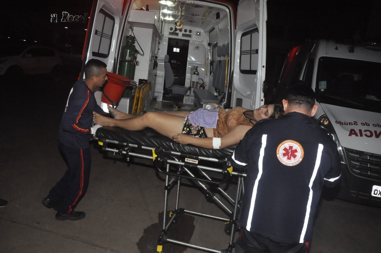 Jovem de 19 anos é atingida por dois tiros quando olhava o celular em frente de casa