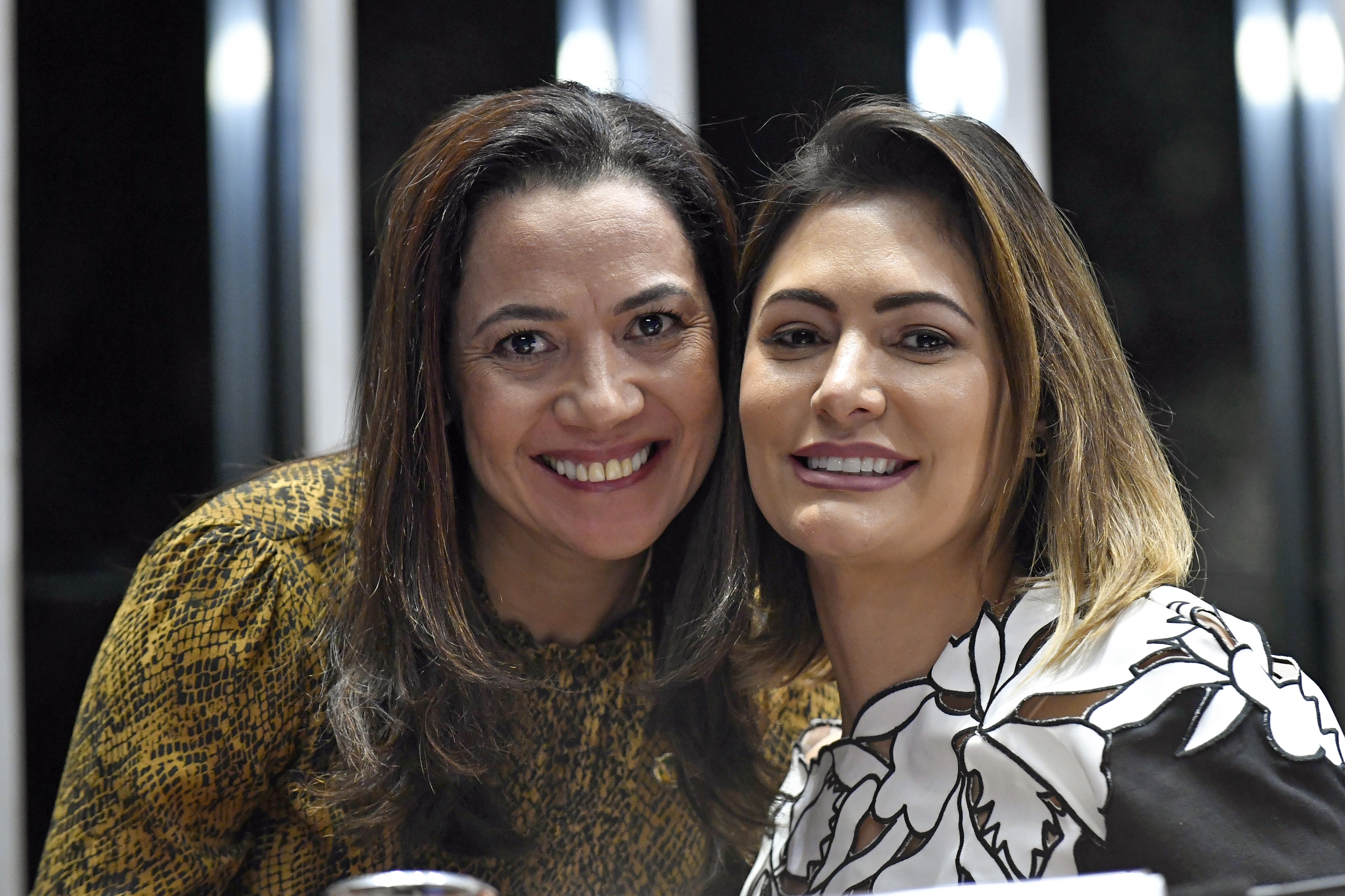 Mailza Gomes e Michele Bolsonaro comemoram liberação de medicação para doença rara pelo SUS