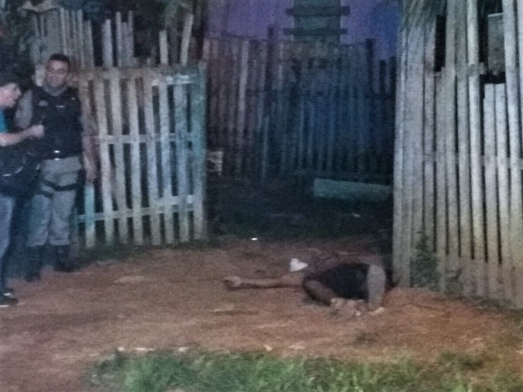 Homem é morto com tiro na cabeça por dupla de moto, no bairro João Paulod