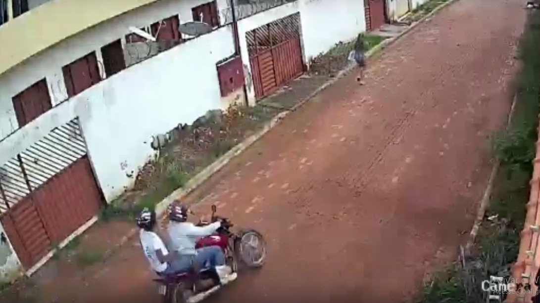 Mulher tenta fugir mas acaba assaltada em plena luz do dia em Rio Branco, veja vídeo