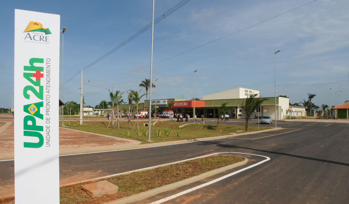 Criminosos assaltam seis pessoas na parada de ônibus em frente à Upa do Segundo Distrito