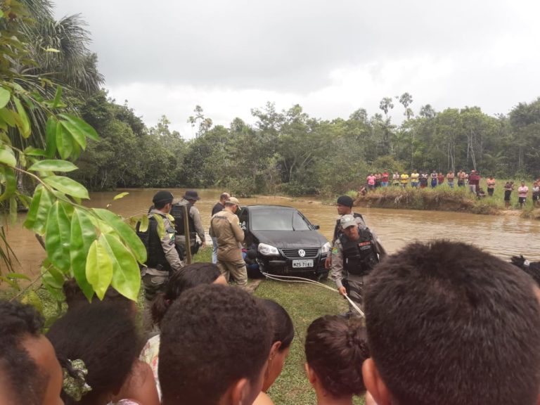 Três corpos são encontrados dentro de carro no Igarapé São Pedro, em Rodrigues Alves