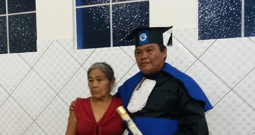 Cacique indígena de 50 anos, conclui curso superior e comemora conquista ao lado da família