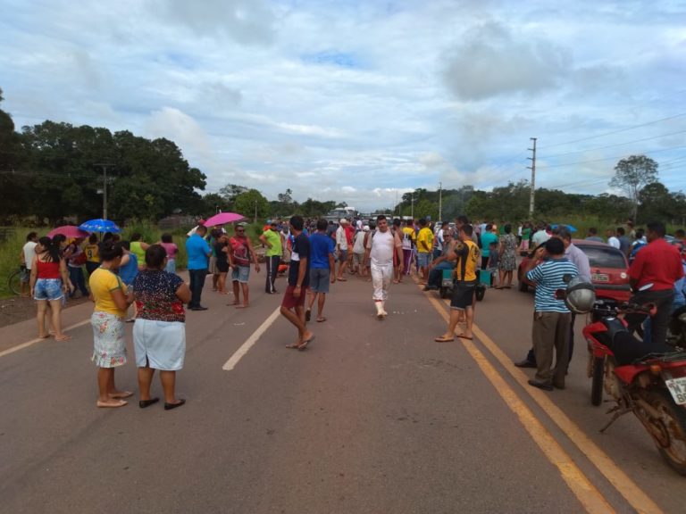 Moradores do Santa Cecília bloqueiam BR-364 reivindicando melhorias de estrutura do bairro
