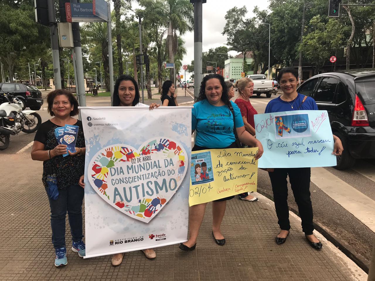 Funcionários da Semsa, pais e amigos de autistas realizam pit stop no centro de Rio Branco