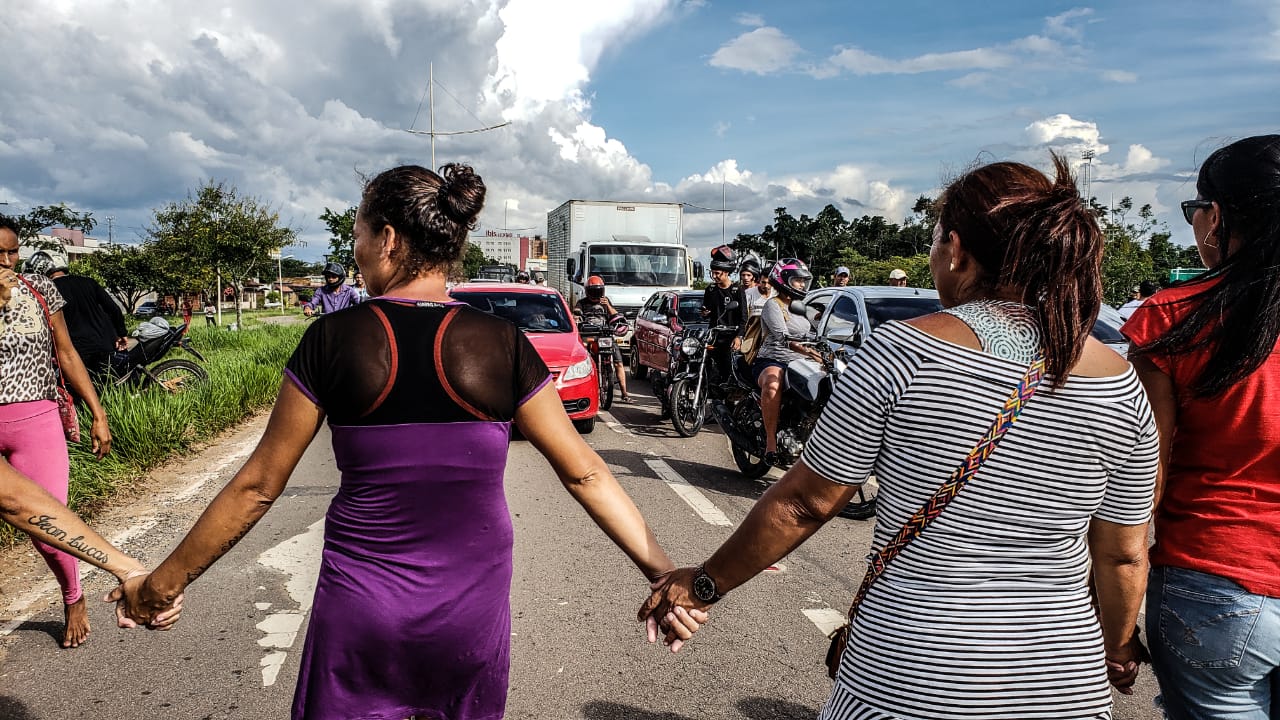 Mulheres e familiares de detentos bloqueiam BR-364 em protesto às restrição de visita aos presos