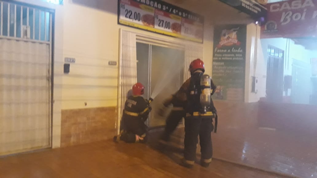 Vídeo: incêndio atinge pizzaria na Avenida Antônio da Rocha Viana, em Rio Branco