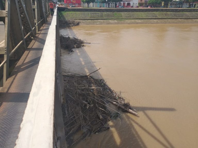 Balseiros tomam conta do Rio Acre e pode comprometer estrutura da Ponte Metálica