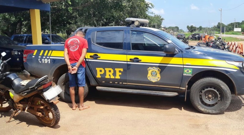 PRF prende dois homens, apreende arma de fogo e recupera motocicleta roubada na BR 364