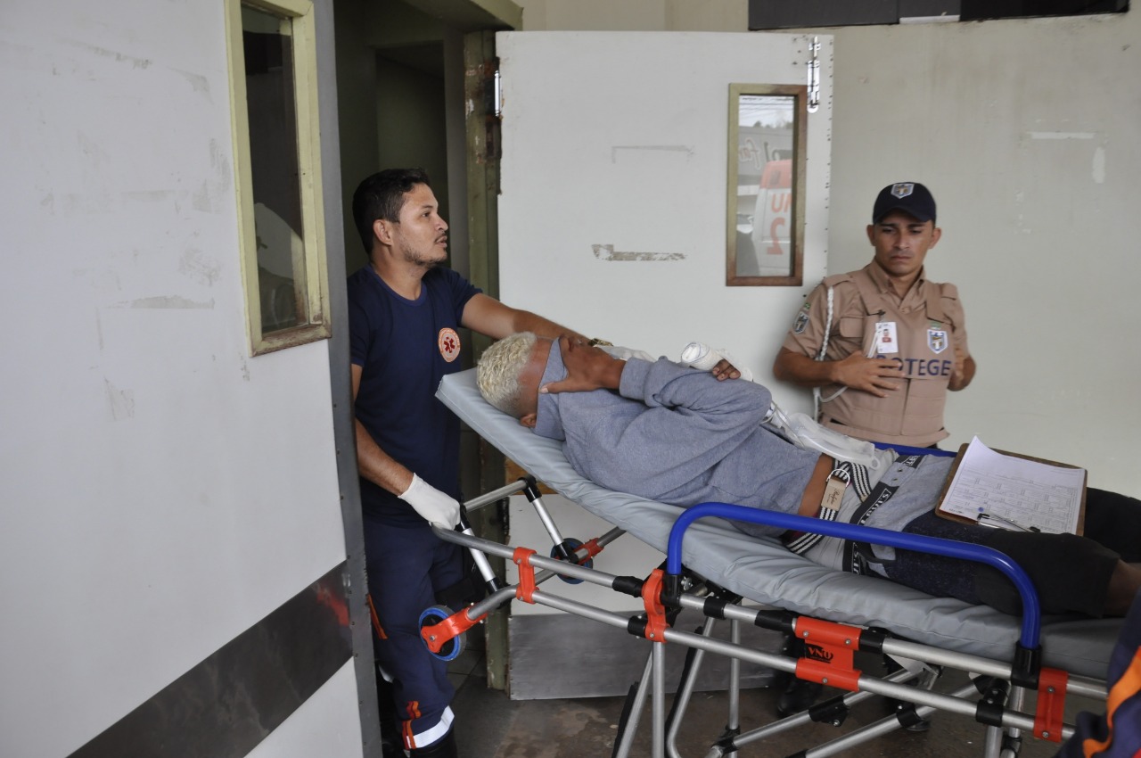 Jovem de 15 anos sofre tentativa de homicídio; uma das balas acertou o celular em sua cintura
