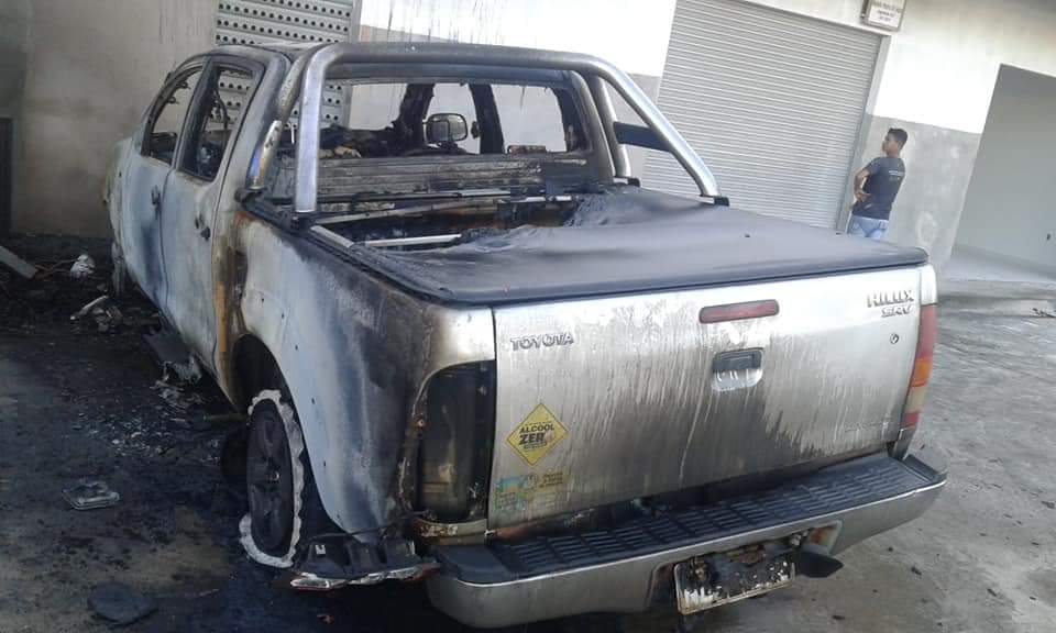 Dois veículos são incendiados durante a madrugada no bairro Aeroporto Velho