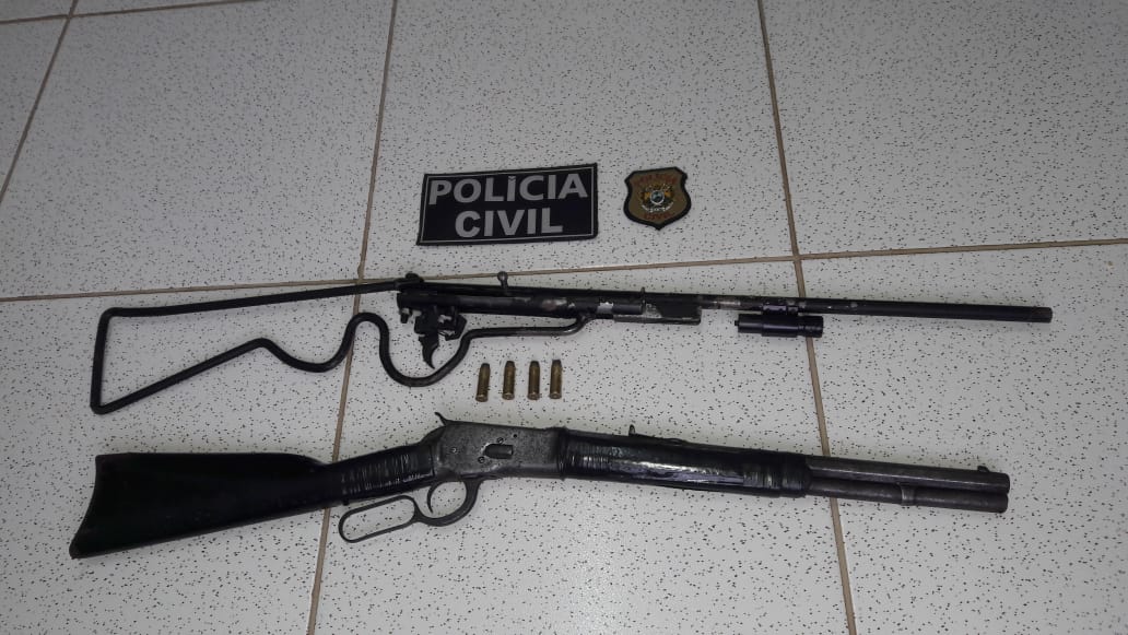 Polícia Civil apreende metralhadora, rifle e munições em casa abandonada em Sena