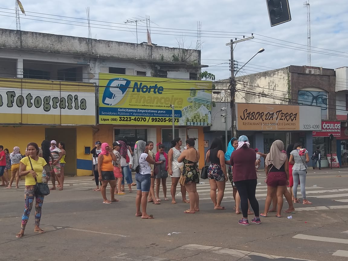 Após fechar BR, familiares de detentos fazem novo protesto no Centro de Rio Branco