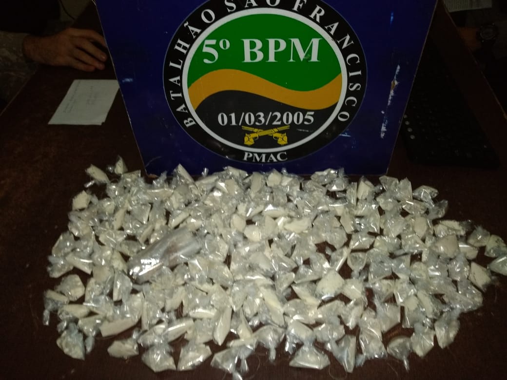 Após denúncia anônima, polícia encontra quase 200 trouxinhas de droga em terreno baldio
