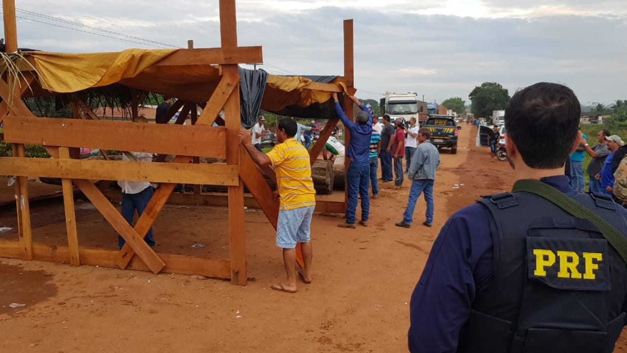 Manifestantes encerram protesto e BR-364 é desbloqueada após mandado judicial