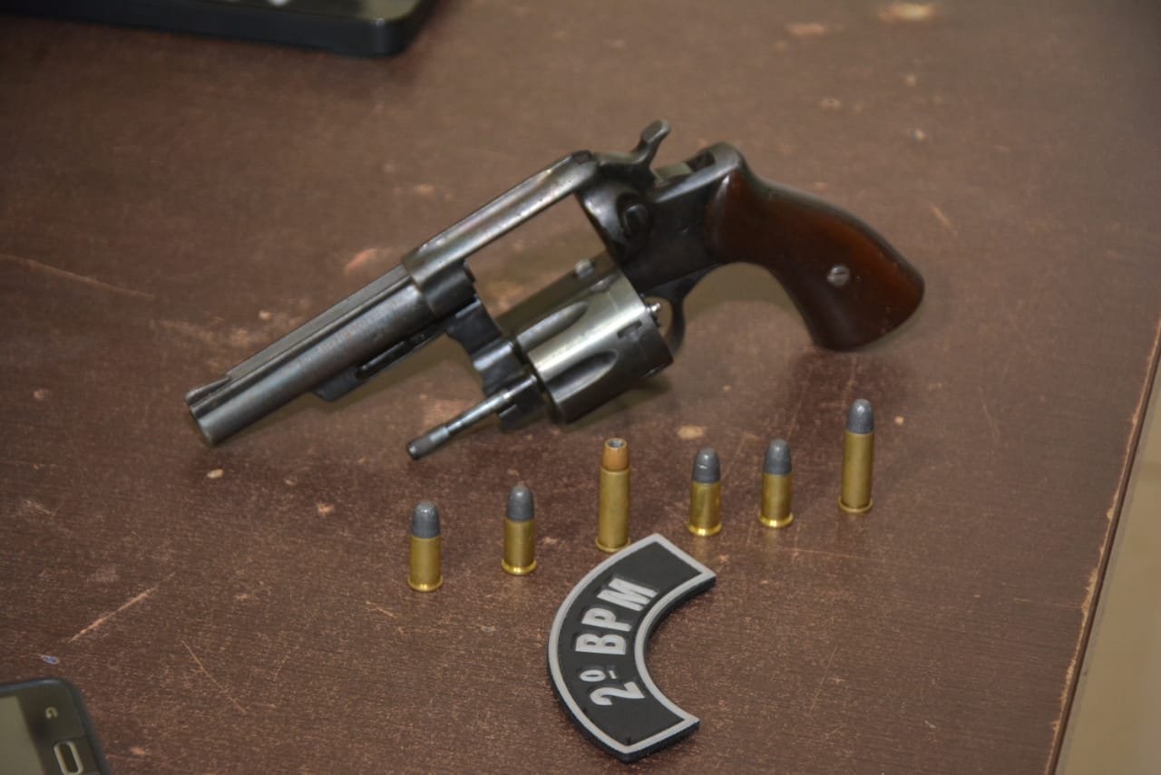 Homem é preso com arma e seis munições acusado de ameaçar moradores na capital