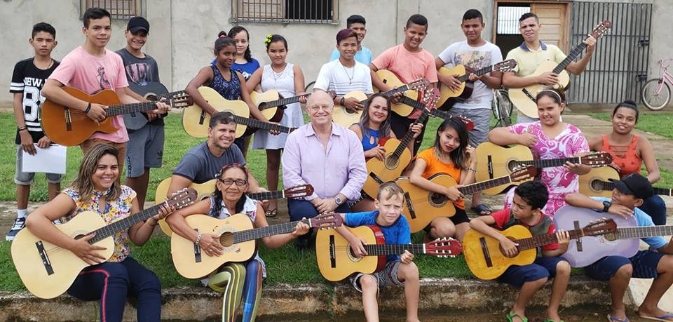 Há quatro anos, advogado dá aulas de violão para pessoas carentes na Cidade do Povo