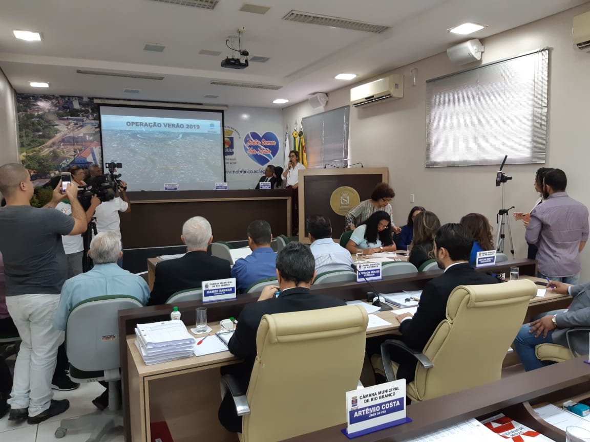 Prefeitura de Rio Branco busca solução definitiva para problema de buracos, afirma secretária na Câmara