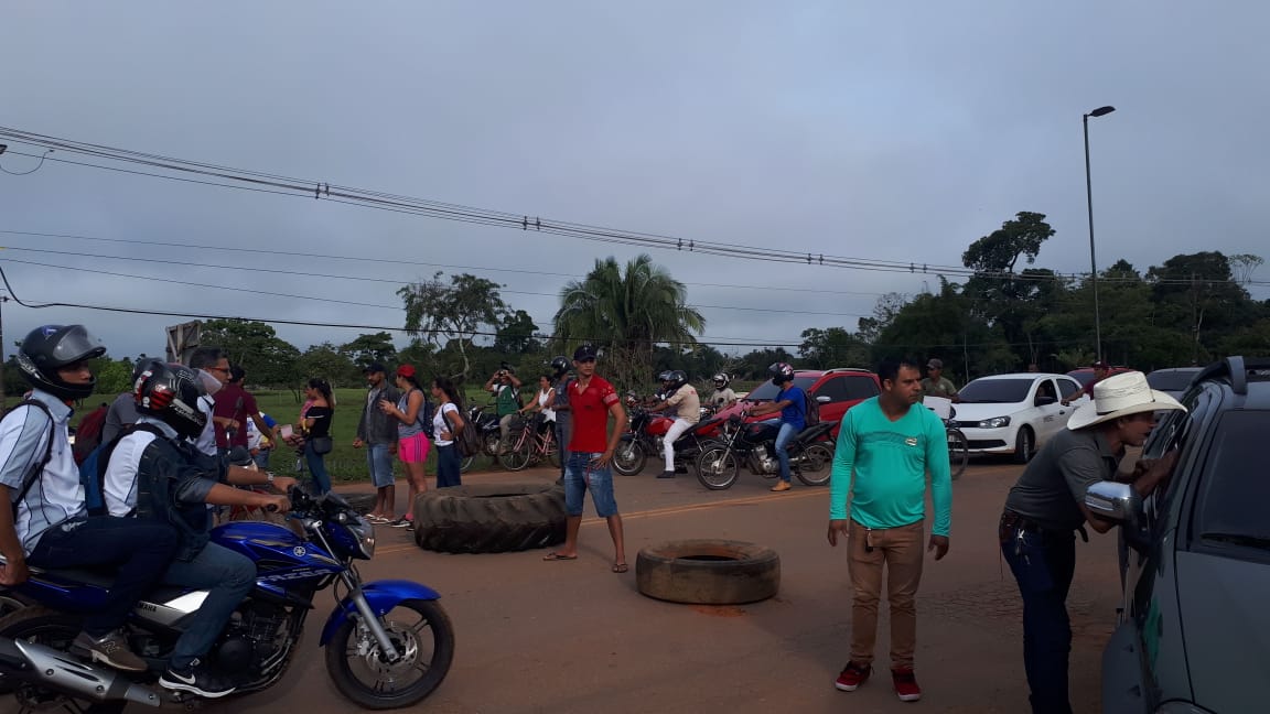 Moradores de ramal no Polo Benfica fecham BR-317 e reivindicam melhorias estruturais