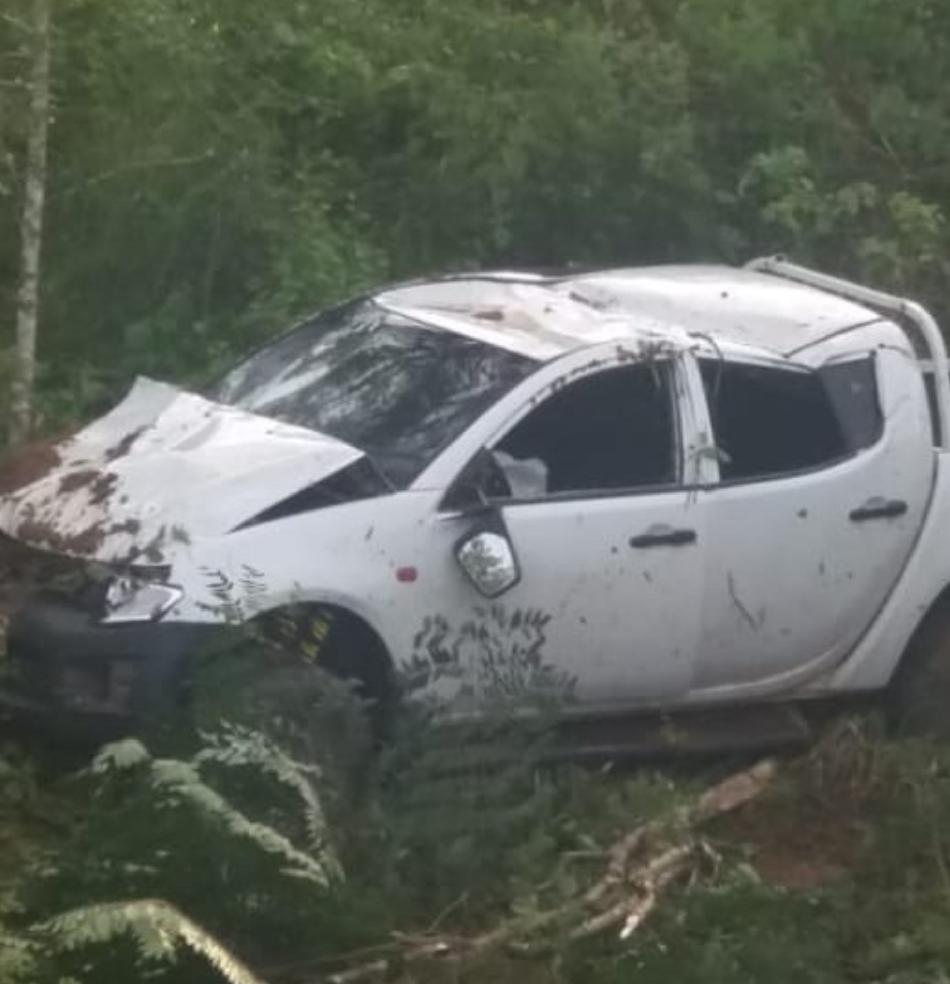 Com pista molhada, viatura da Polícia Civil de Acrelândia capota na BR-364