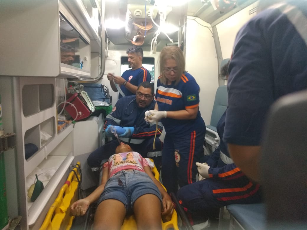 Homem que trabalhava ‘tratando’ peixe assiste morte da filha de 13 anos com bala na cabeça