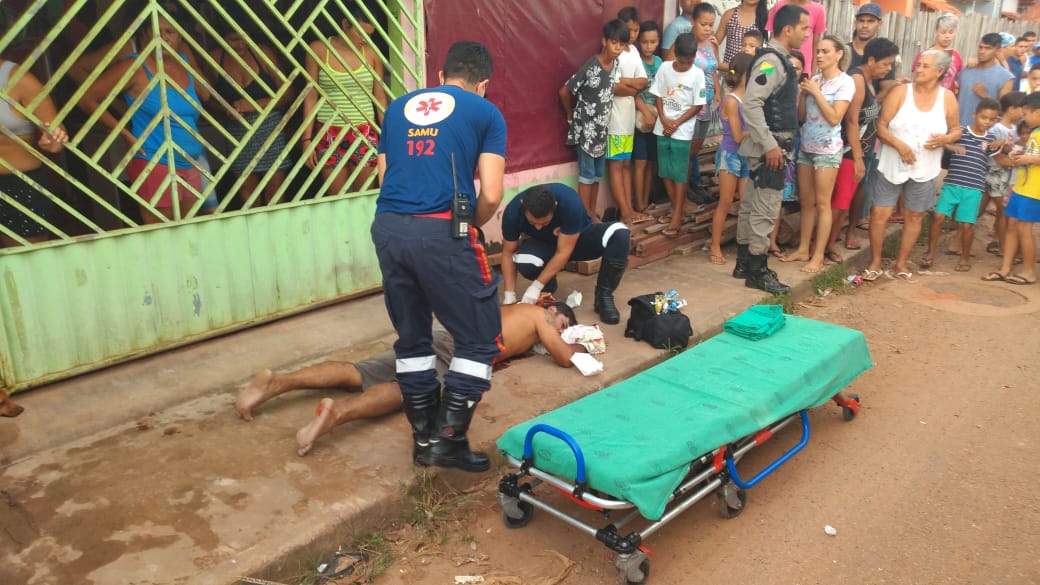 Pai e filha são baleados em frente de casa na noite desta quinta-feira; homem lavava o carro