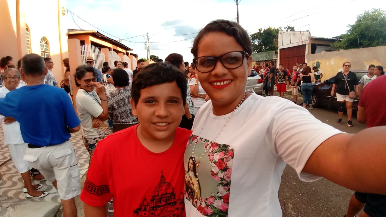 Em troca de milagre, cristã católica paga promessa há 15 anos na procissão do Cristo Morto