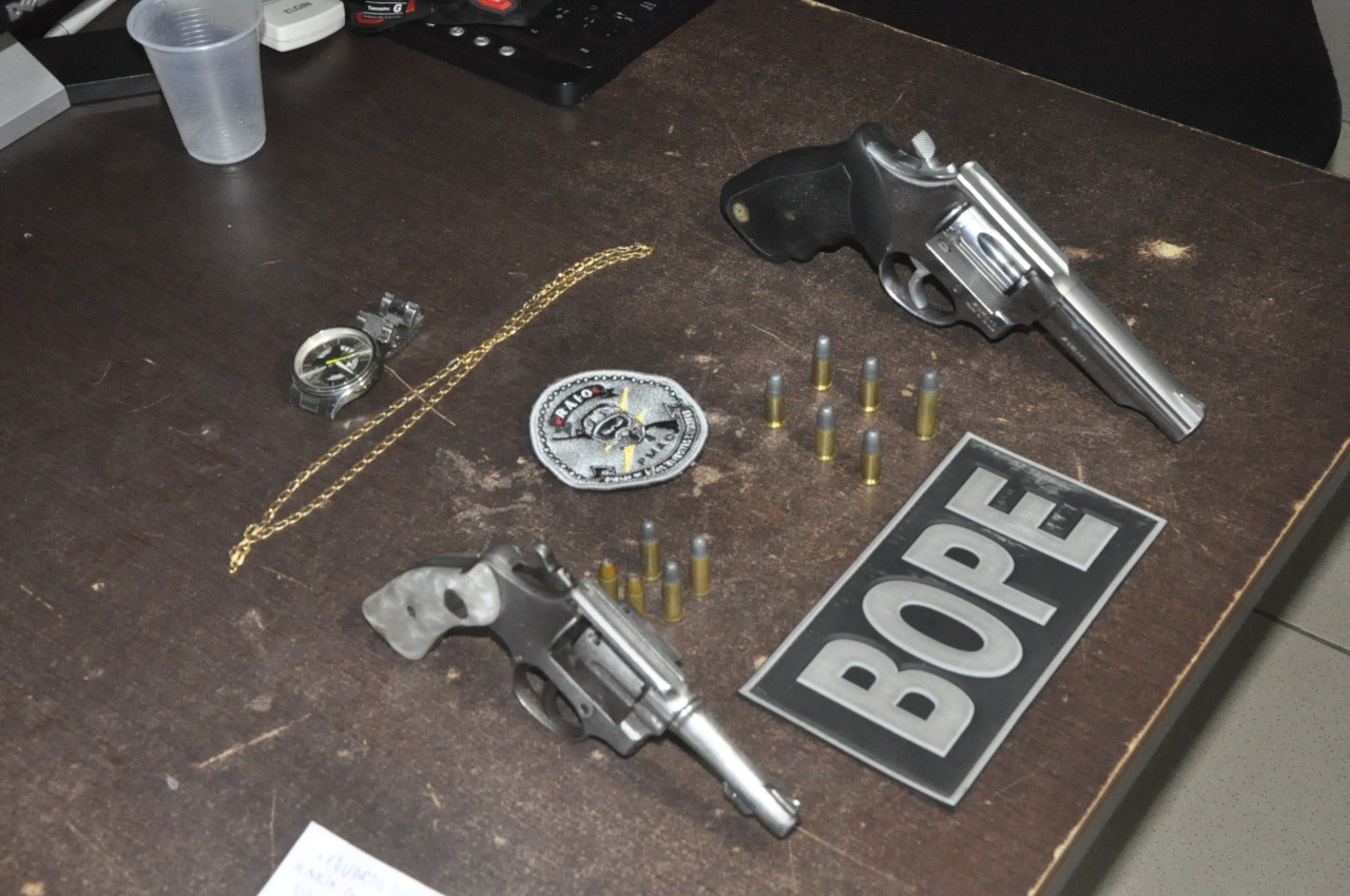 Jovem é preso ao tentar fugir da polícia com duas armas de fogo no João Eduardo