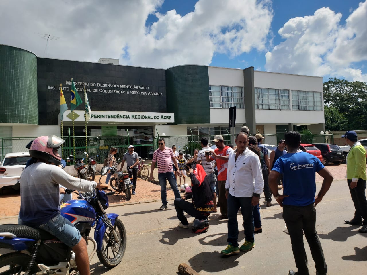 Trabalhadores rurais bloqueiam rua em frente ao Incra para reivindicar assentamento