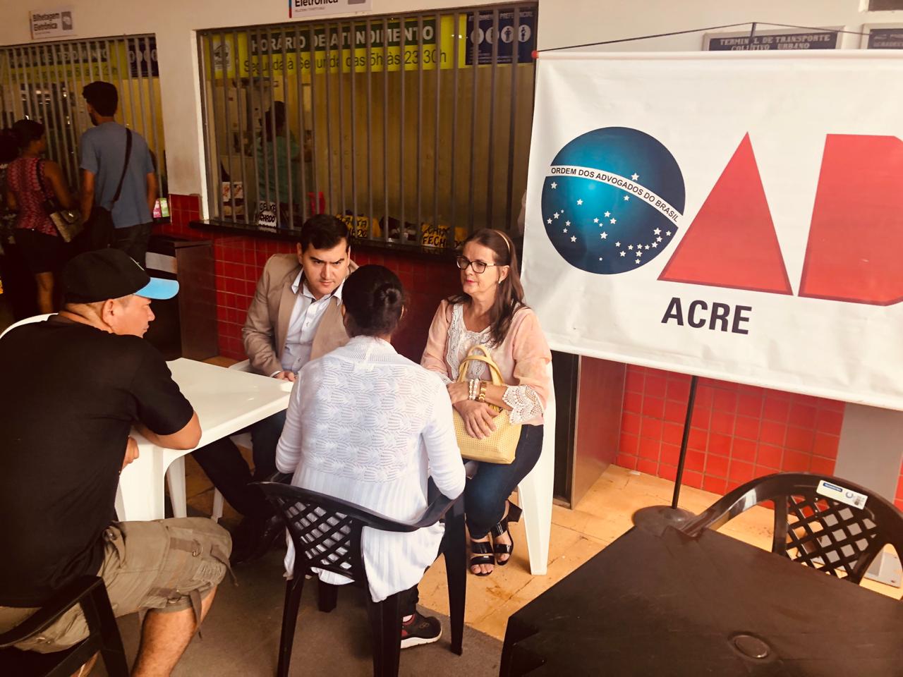 Advogados realizam orientação à população sobre direitos trabalhistas no Terminal Urbano