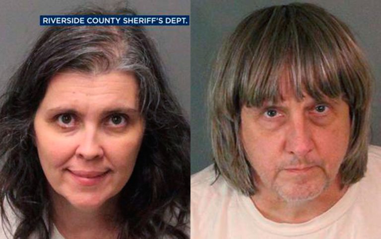Casal que torturou os 13 filhos é condenado à prisão perpétua nos EUA