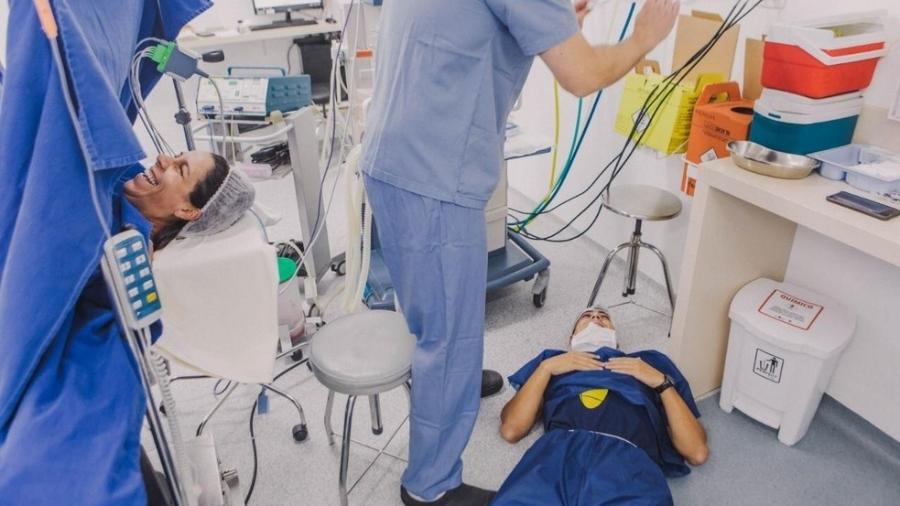 Pai desmaia em parto, mãe cai na risada e pede para tirar foto que viraliza