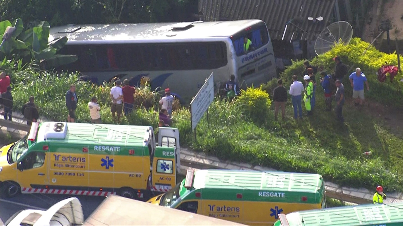 Ônibus cai em ribanceira após colidir com caminhão e deixa quase 30 feridos na Grande São Paulo