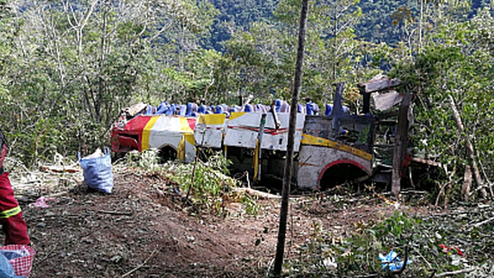 Na Bolívia, ônibus cai em penhasco, e ao menos 25 morrem